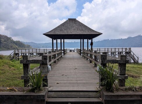 This building is an icon of a tourist destination; it is shaped like a small pier.