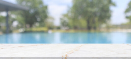 Obraz premium Empty marble table top with blur outdoor swimming pool in tropical resort hotel summer background