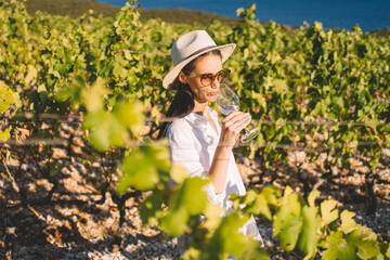 Naklejka premium Female tourist drinking wine at winery