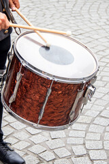 Obraz premium Joueur de tambour breton traditionnel originaire de la région de Fouesnant, dans le Finistère