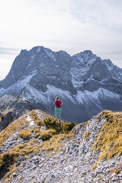 Hiker in the mountains, hike to Hahnkampl, summit of Lamsenspitze, Mitterspitze and Schafkarspitze, Eng, Hinterri&szlig; municipality, Karwendel mountains, Karwendel Alpine Park, Tyrol, Austria