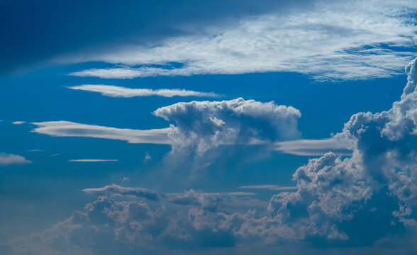 El paisaje de nubes se ha ido formando de manera magn&iacute;fica. Un vasto cielo azul y las nubes como tel&oacute;n de fondo.