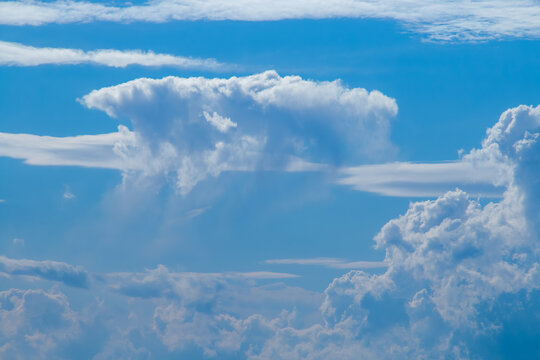 El paisaje de nubes se ha ido formando de manera magn&iacute;fica. Un vasto cielo azul y las nubes como tel&oacute;n de fondo.