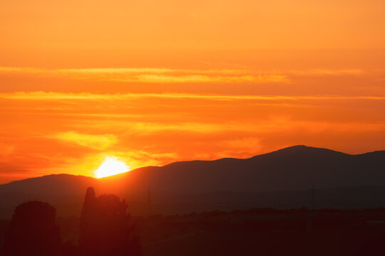 Atardecer en la Sierra de Guadarrama, en Madrid, Espa&ntilde;a. Cielo anaranjado con los &uacute;ltimos rayos de sol resaltando la silueta de las monta&ntilde;as situadas al norte de Madrid.
