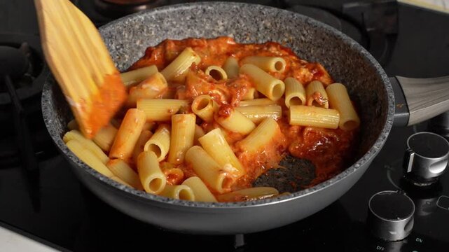 Rigatoni with tomato sauce: preparation