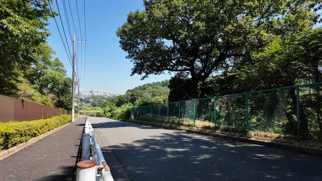 若葉台や長峰の町を望む坂浜の坂道風景 - 東京都稲城市, 日本