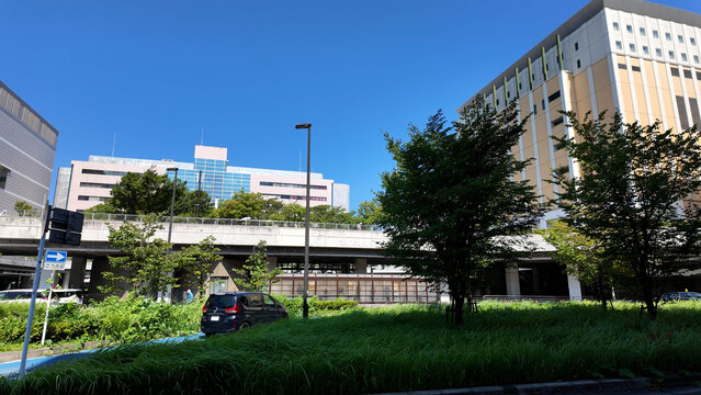 青空が広がる新百合ヶ丘駅前の街並みとロータリー周辺