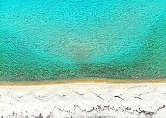 Obraz premium Aerial view of turquoise water meeting white sand beach