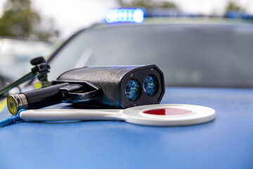 Radar policjanta i tarcza do zatrzymywania pojazdów Kontrola prędkości  © FotoDax