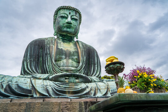 Imponente gran buda de kanagawa, con sus flores y ofrendas. En las cercan&iacute;as de Tokio, Jap&oacute;n