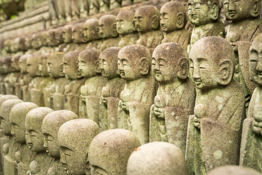 Imponentes estatuillas de monjes budistas de un templo jap&oacute;n&eacute;s, en Kioto, Jap&oacute;n.