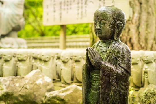 Estatuilla de monje budista dentro de un templo jap&oacute;n&eacute;s, en Kioto, Jap&oacute;n. Representaci&oacute;n de budismo, paz y calma.