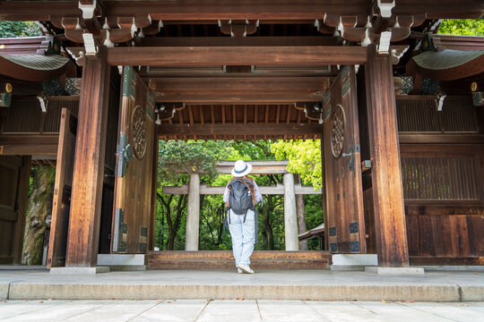 Mujer turista con sombrero disfrutando su visita por el santuario de Meiji, paseando por sus interiores. En Tokio, Jap&oacute;n