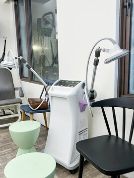 A microwave diathermy machine is a specialized medical device commonly found in physical therapy clinics and rehabilitation departments. The system typically consists of a control console, digital dis