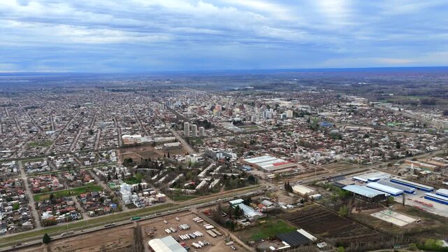 Drone footage of Cipolletti and its urban sprawl along the Rio Negro valley in Patagonia, Argentina.