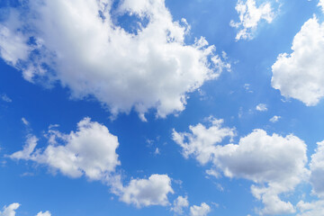 Obraz premium Blue sky with white clouds as the background