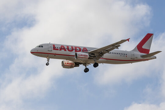 Lauda airbus a320 airplane landing at lisbon airport