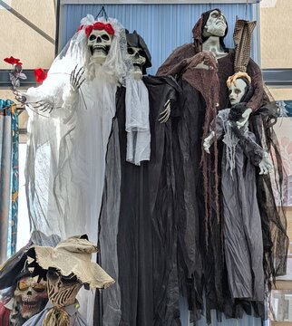 Decoraci&oacute;n para Halloween. Grupo de espectros con calaveras y telas desgarradas colgando: novia, esqueleto con capucha y dos figuras espectrales y una cabeza de espantap&aacute;jaros y calavera pirata