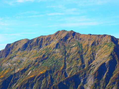 紅葉に彩られた谷川岳の岩肌 秋の山岳風景