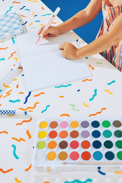 Young kid sketching