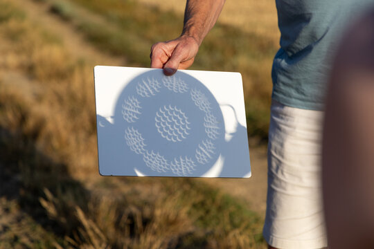 Projecting the solar eclipse using a colander