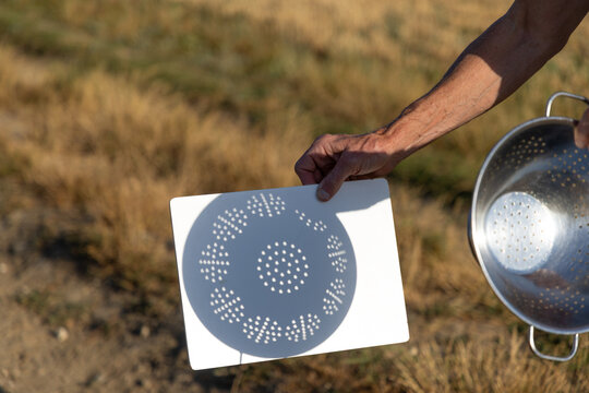 Projecting the solar eclipse using a colander