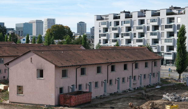 Wohnungsnot in der Schweiz: G&uuml;nstiger Wohnraum in Z&uuml;rich weicht modernen Neubauprojekten, Abbruch eines alten Mehrfamilienhauses im urbanen Z&uuml;rich, Wachstumsdruck im Ballungsraum, Urbaner Wandel