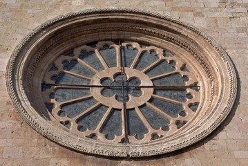 Obraz premium Rose window detail on old stone church facade. Tarragona - Spain