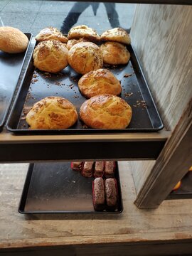 Various chocolate and other sweet breads displayed in the bakery Varios panes de chocolate y otros panes dulces exhibidos en la panader&iacute;a.(37