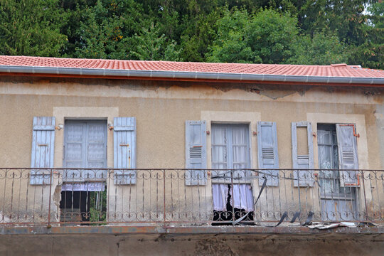 vieille fa&ccedil;ade d une maison de village