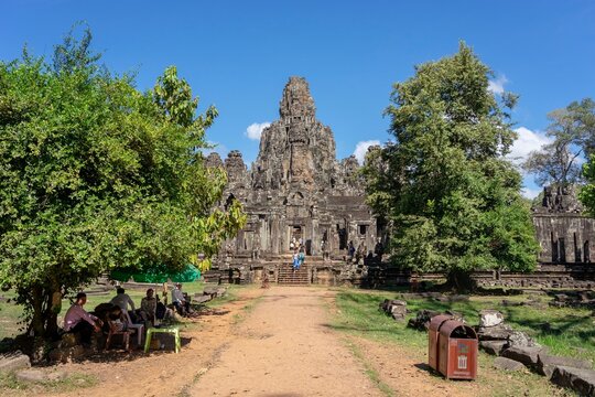 Zugang zum Bayon-Tempel in Angkor Thom mit Besuchern