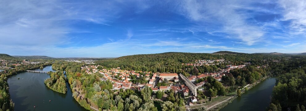 vue a&eacute;rienne panoramique de Jouy-aux-Arches, commune connue pour les vestiges de son aqueduc romain restaur&eacute;e. La ville est au bord de la Moselle, &agrave; proximit&eacute; de Metz en Lorraine. France 2026