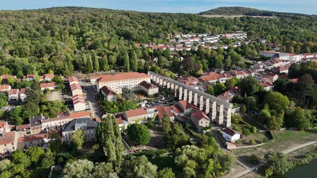 vue a&eacute;rienne panoramique de Jouy-aux-Arches et des vestiges historiques de son aqueduc romain qui passe au travers des rues de la commune, situ&eacute; pr&egrave;s de Metz, en Moselle. France septembre 2026 