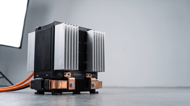Power inverter with aluminum cooling fins and copper busbars DC and AC