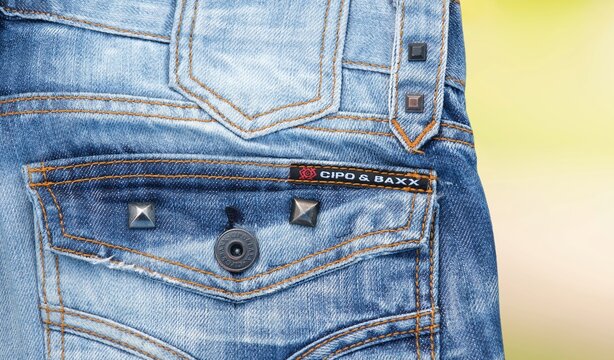 Detailansicht einer robusten Denim-Jeans der Modemarke Cipo & Baxx mit markanten Nieten und Taschenelementen als Symbol f&uuml;r den zeitlosen Dauerbrenner in der Bekleidungsindustrie, Z&uuml;rich 19.4.2026