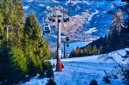 Gondola lift above the ski slope and lake at Zell am See