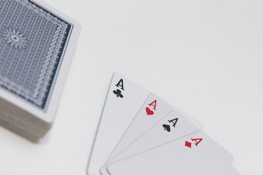Poker Spielkarten Set mit Assen auf weissem Hintergrund