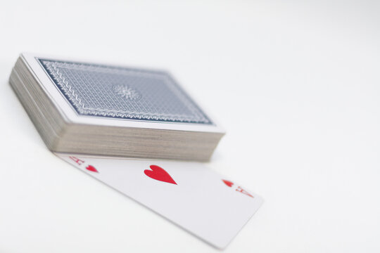 Poker Spielkarten Set mit Assen auf weissem Hintergrund