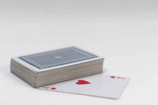 Poker Spielkarten Set mit Assen auf weissem Hintergrund