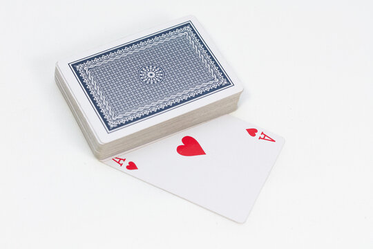 Poker Spielkarten Set mit Assen auf weissem Hintergrund