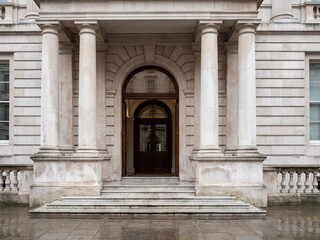 Fototapeta premium A grand historic stone building entrance featuring tall columns an