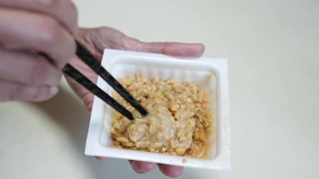 ひきわり納豆をよく混ぜる手元