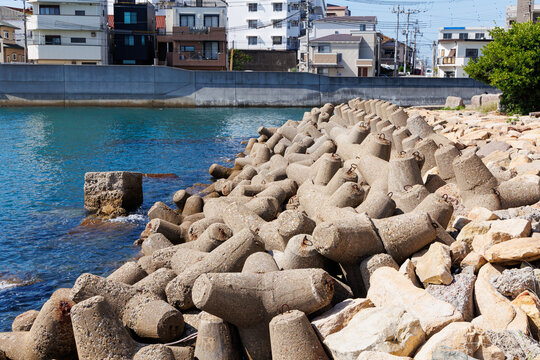 明石港の防波堤と灯台（兵庫県）