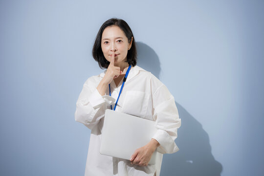秘密を守る50代の日本人女性、個人情報保護や機密情報、情報漏洩、守秘義務、セキュリティを表すビジネスイメージ