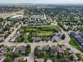 Obraz premium Saskatoon neighborhood aerial photo showing suburban homes, green parks