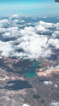 vista aerea de laguna en la sierra Peruana, laguna esmeralda, cielo hermoso lleno de nubes