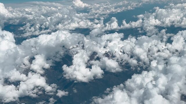 Cordillera blanca en el trayecto de Cusco a Lima, con un paisaje lleno de nubes en al sierra peruana