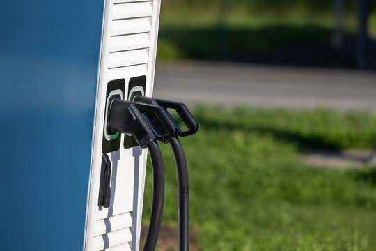 Charging station for electric vehicles