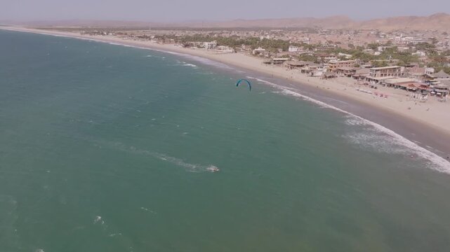 kitesurf en la hermosa playa de Mancora, d&iacute;a soleado