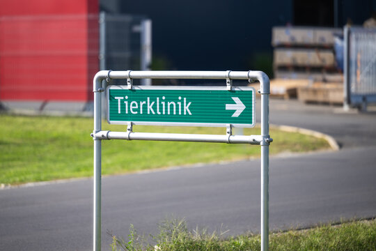 Hinweisschild, Wegweiser zu einer Tierklinik